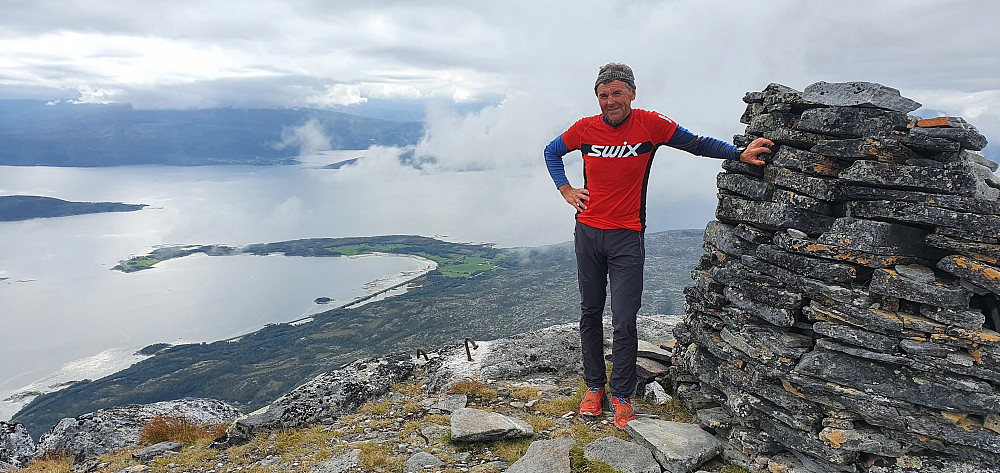 På Midtitinden - Mjønesosen nede ved fjorden