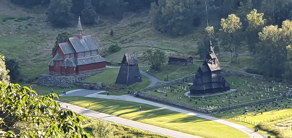 Borgund stavkirke m/omgivelser i kveldssola :)