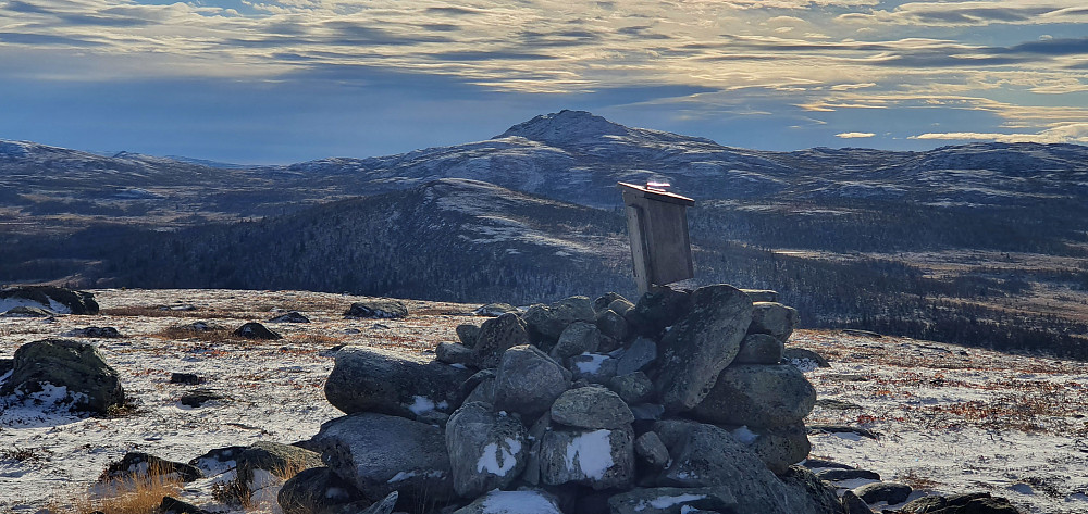 På Vågskardfjellet med Skjellbreidskampen og Djuptjernkampen i bakgrunnen