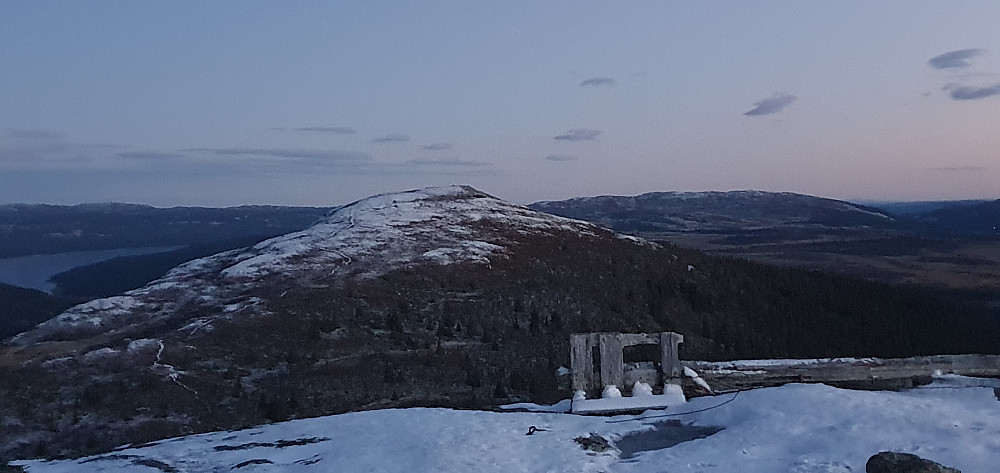 Ormtjønnkampen i bakgrunnen