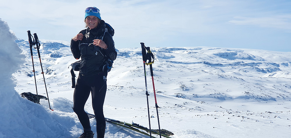Janne klar for skitur - her på første topp; Bolhovdskarvet