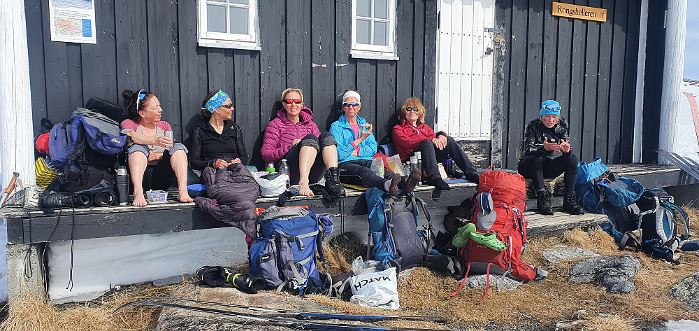 5 damer på trappa ved Kongshelleren - på vei fra Tyin - Finse. Vestlandsdronninga til høyre; for øyeblikket med klister på fingrene... ;-)