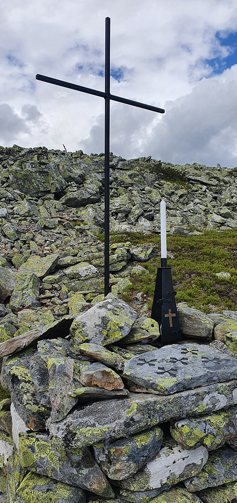 En noe spesiell varde m/kors & lys like nedenfor toppen på Lyngkampen.
