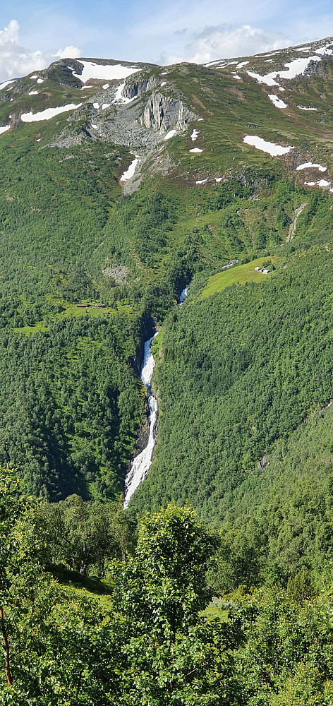 Vollasetra (KNT) til venstre for fossen :)