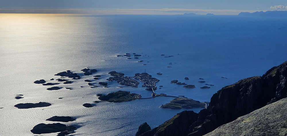 Henningsvær sett fra Vågakallen