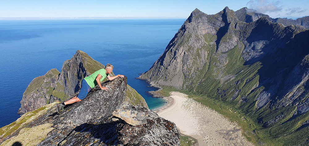 På Breiflogtinden med Horseidvika i bakgrunnen
