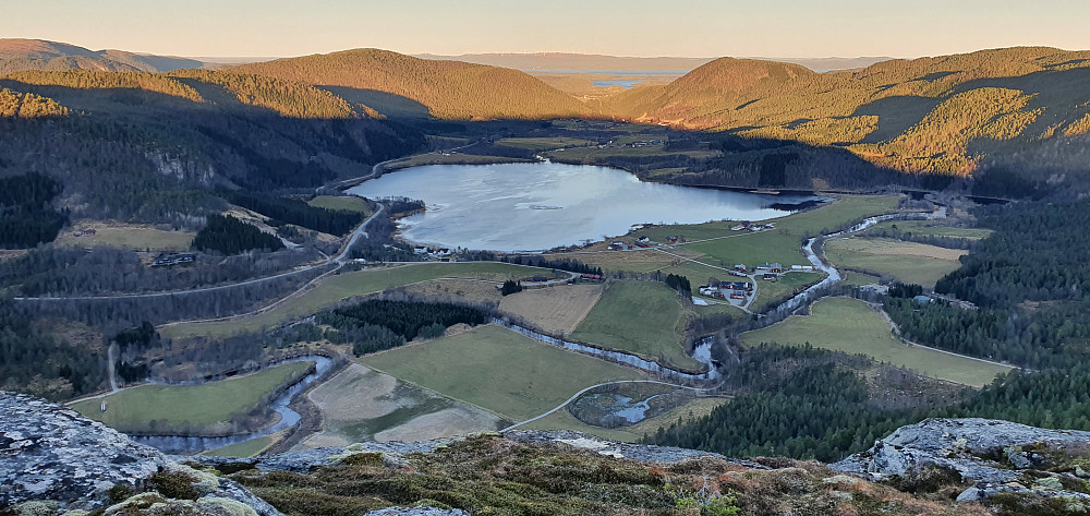Ryddig gårdsbebyggelse på Nes