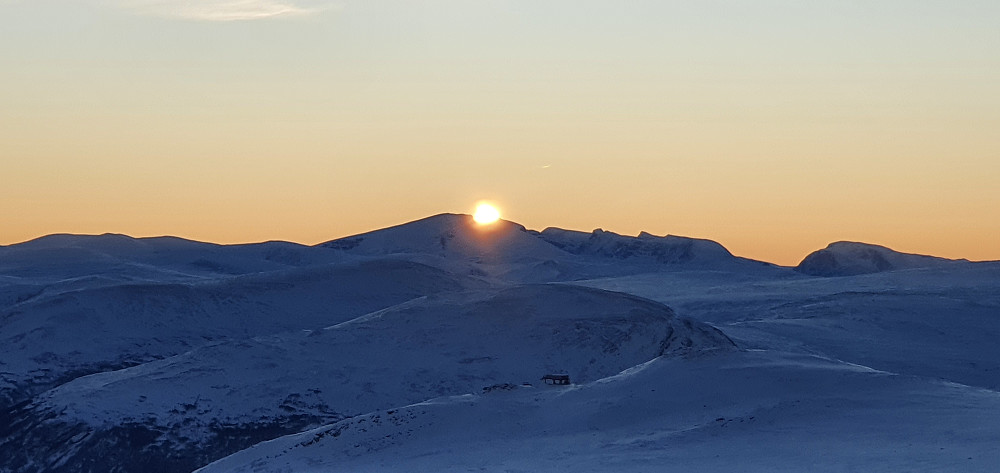 Solnedgang på Snøhetta - toppstasjonen for den nye stolheisen i Vangslia i forgrunnen
