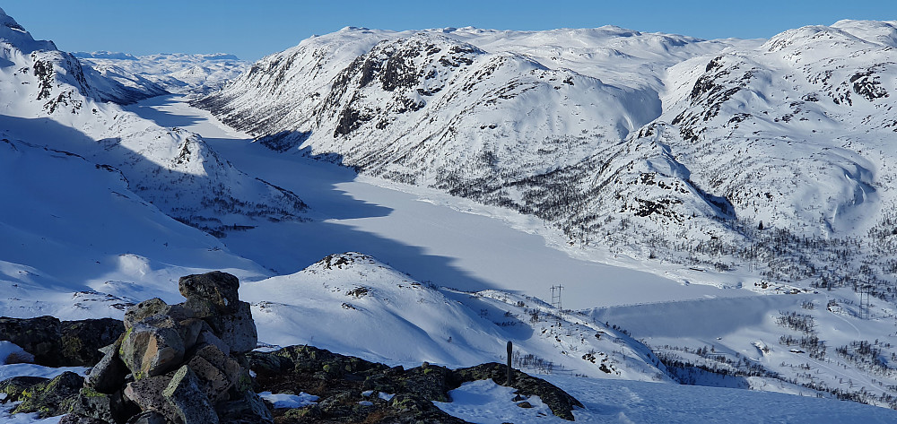 På Sveigefjell med utsikt mot Bitdalsvatn og Fliseggi 