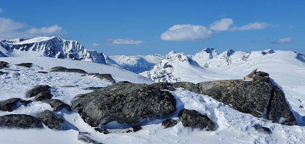 Vakre Innerdalsfjell sett fra Nonshøa