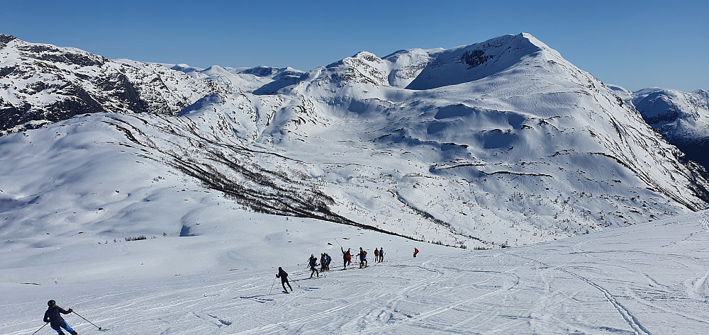 Mange glade skientusiaster m/Daurmål i bakgrunnen