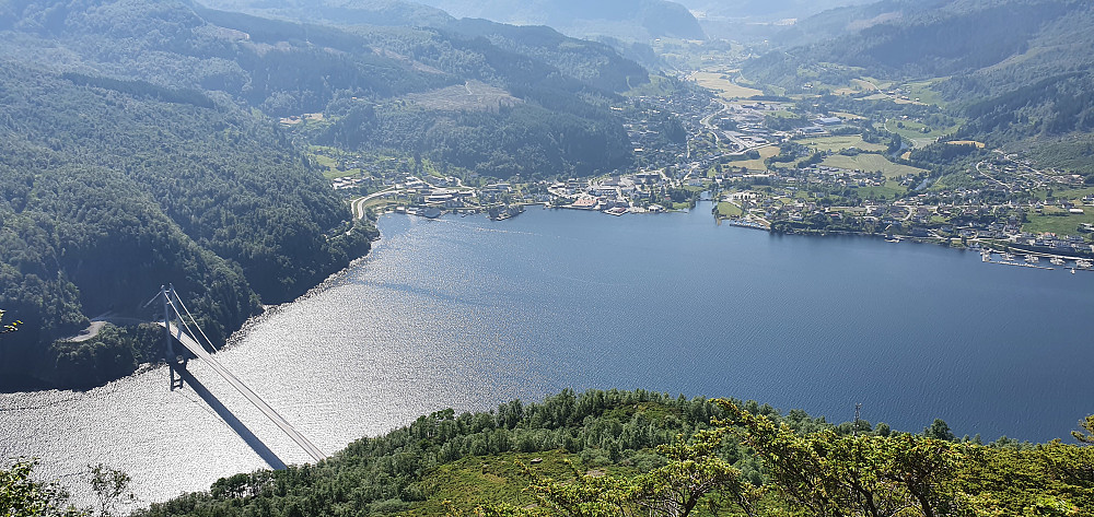 Bra utsikt mot Dalsfjordbrua & Dale