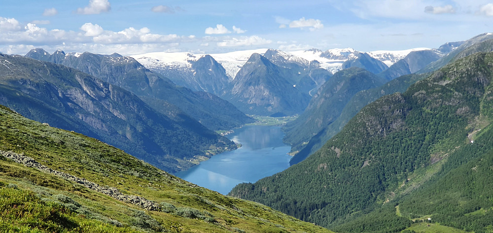 Bra utsikt innover Fjærlandsfjorden fra Romhesten :)