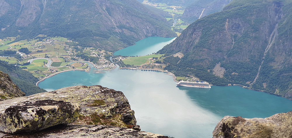 Fin utsikt mot Skjolden & Lustrafjorden fra Fjøsnenosi