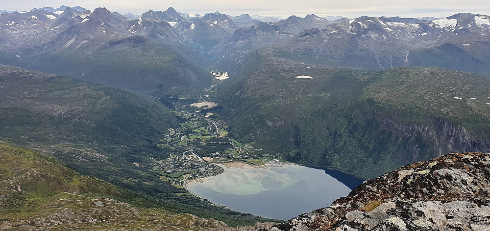 Vakker utsikt ned mot Beisfjord fra Beisfjordtøtta