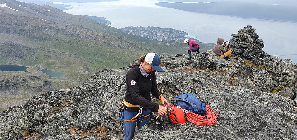 Sara fra Tsjekkia m/følge har klatret vesteggen på Rombakstøtta (grad 4+).
Narvik i bakgrunnen