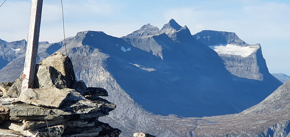 Hoåsnebba, de 3 Trolla-toppene og Skarfjellet sett fra Melssæterkollen