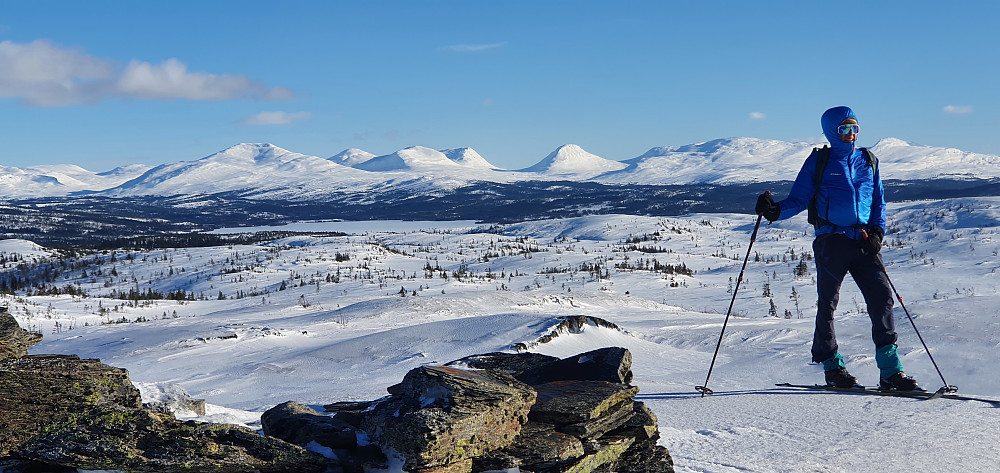 Skjækerfjella på svensk side i bakgrunnen; sett fra Tørrgranvola