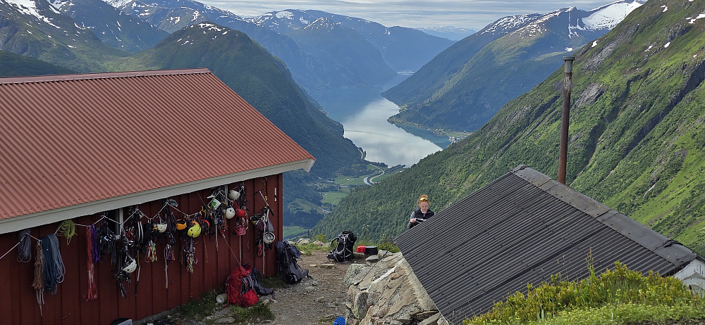 Liv og røre ved Flatbrehytta :)