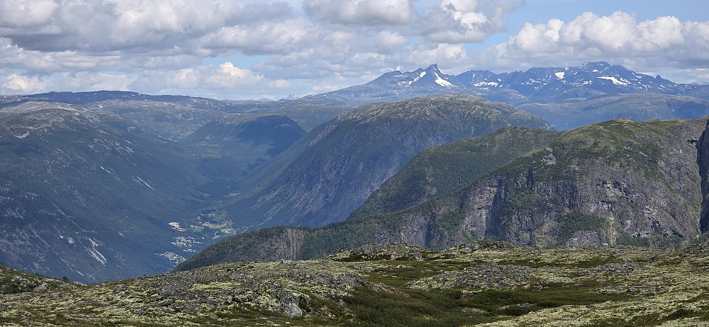 Hurrungane i bakgrunnen - Seimsdalen nede til venstre