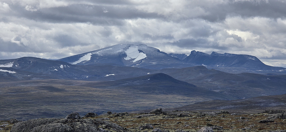 Litt nysnø på Snøhetta