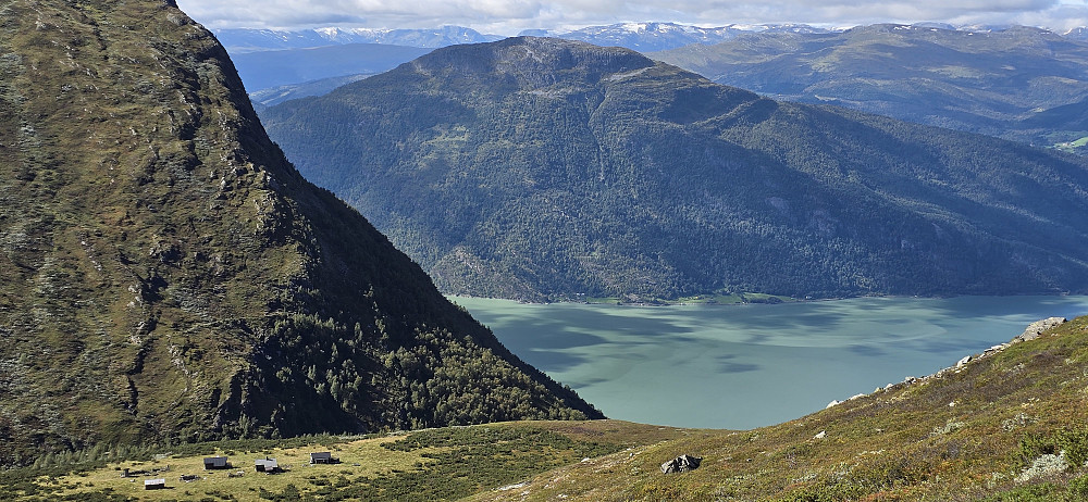Sætra Sippelhaug - og Molden på andre siden av Lustrafjorden
