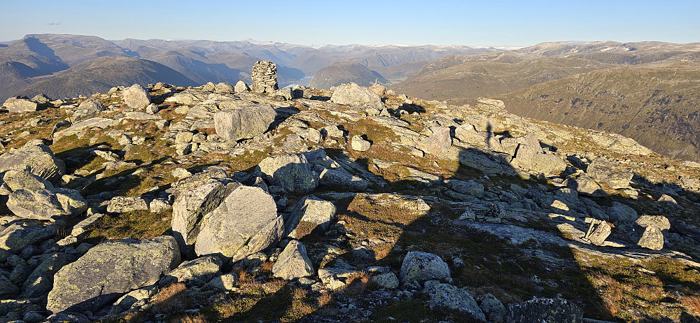 Høyeste punkt oppå en diger stein (skygge til høyre..)