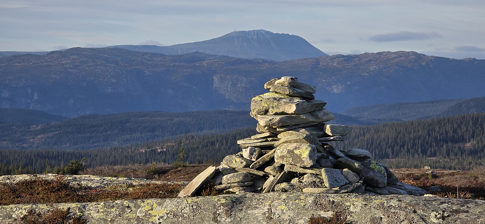 Gaustatoppen ruver i bakgrunnen