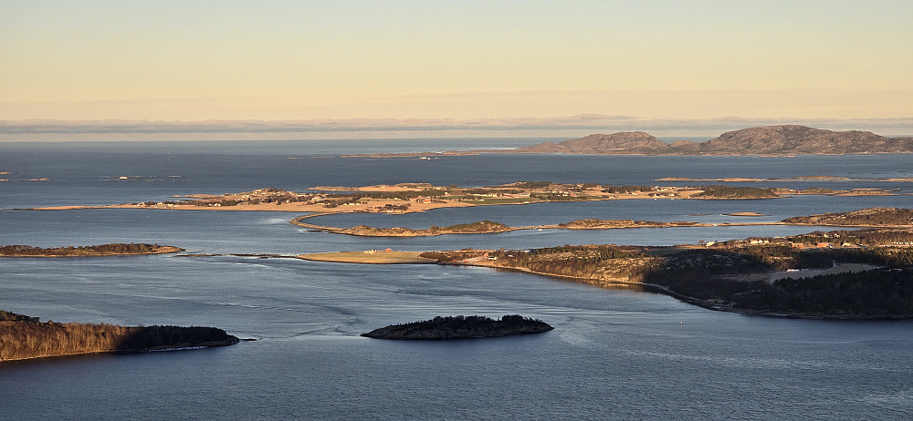 Selnes & Lauvøya. Linesøya i bakgrunnen