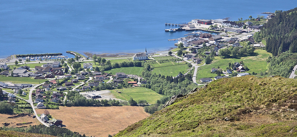 Askvoll sentrum sett fra Fristadfjellet