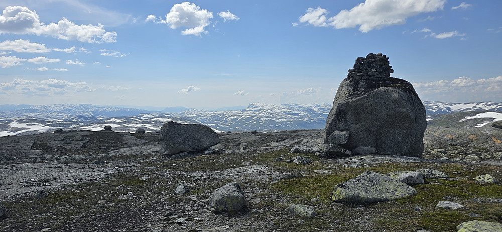 På en av de 3 like toppene på Skomanosi