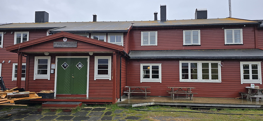 Rauhelleren turisthytte i regnvær