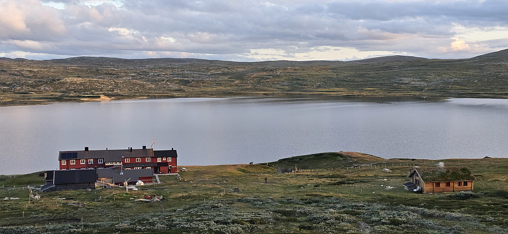 Rauhelleren turisthytte i vakkert kveldslys