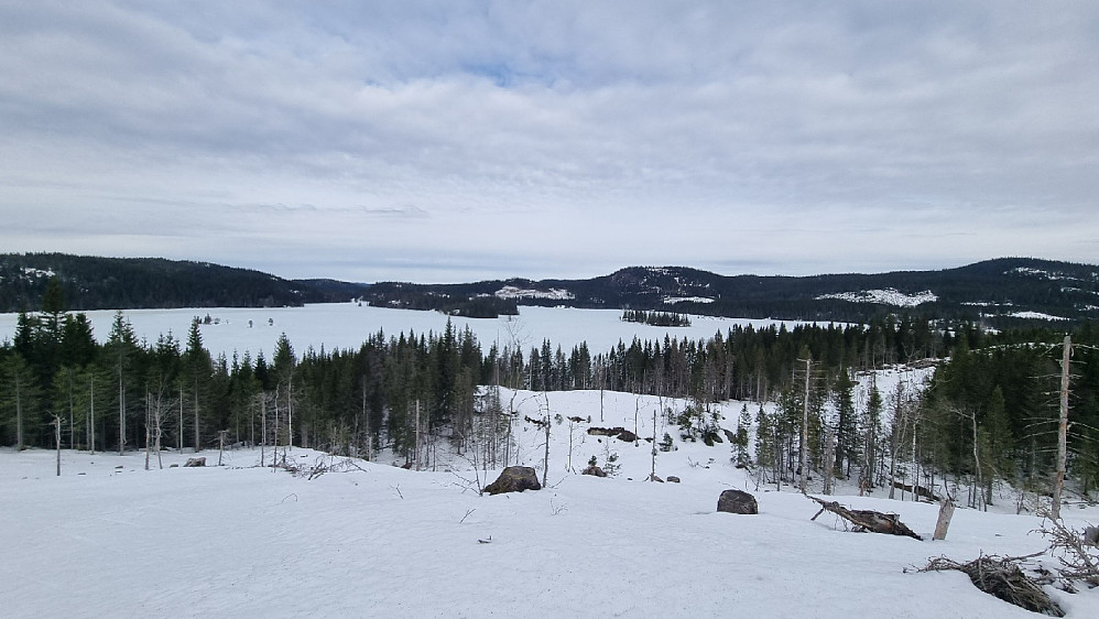 På vei mot Surbakk utsikt mot Heggelivannet