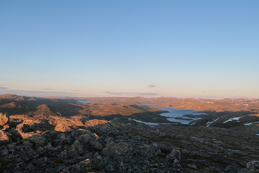 Utsikten mot sørøst fra Storfjell øst. Vråsjøen til høyre med Gaustatoppen bak