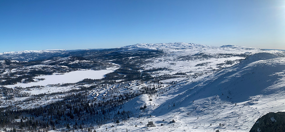 Men med god utsikt, her mot sørøst. Helgesetvannet til venstre med Norefjell bak mot høyre 