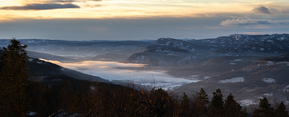 Andersnatten sett fra ei hytte i Tempelseterområdet. Jonsknuten lenger bak. Desember 2021