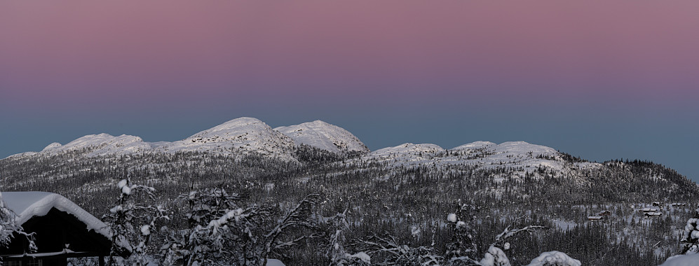 Skomakernatten og Anfinnatten med "eggen" ut til venstre og Langelifjell til høyre. Desember