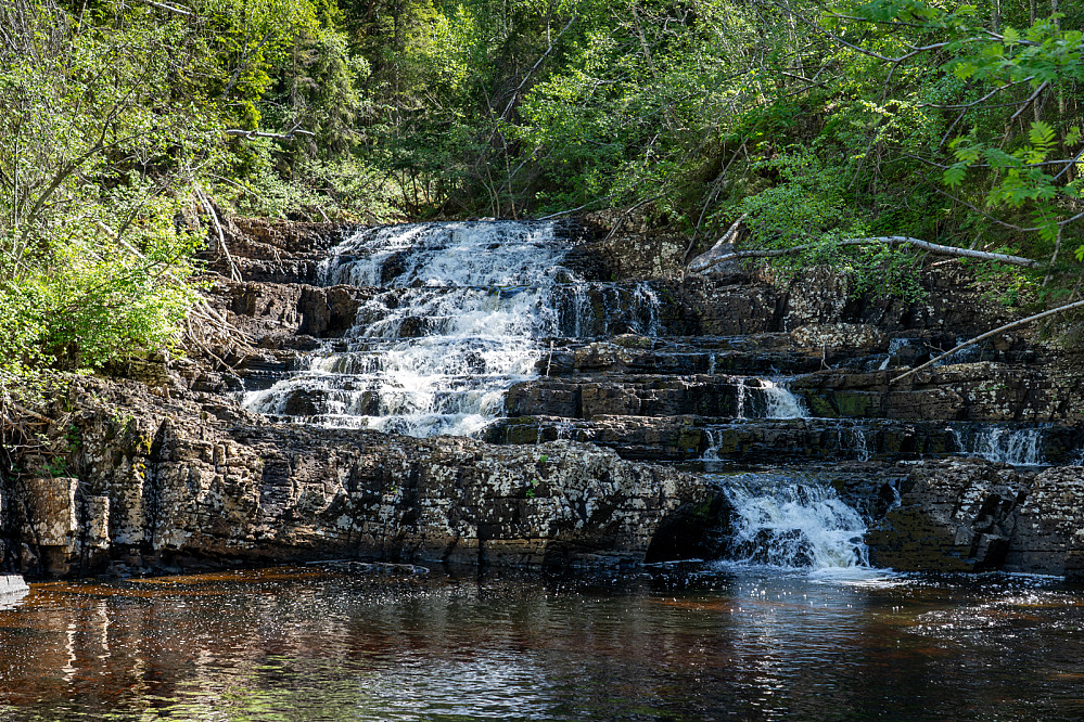 Fossen på oversida av brua