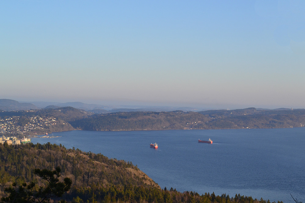 Mot Frierfjorden