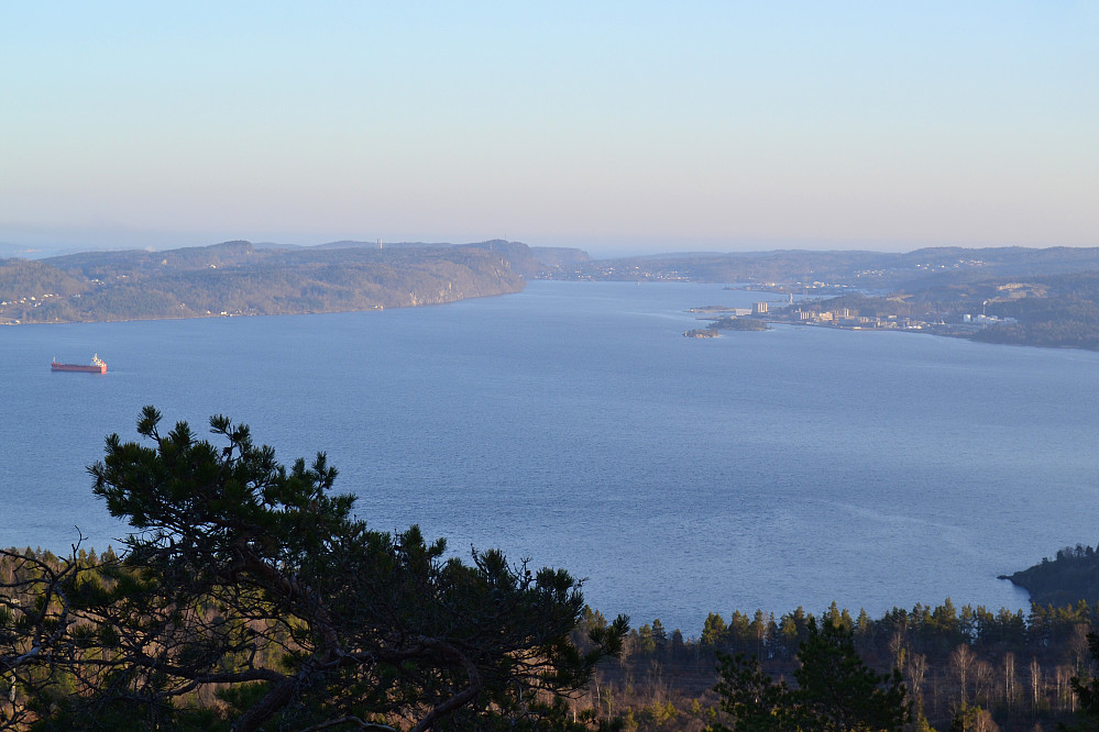Mot Frierfjorden