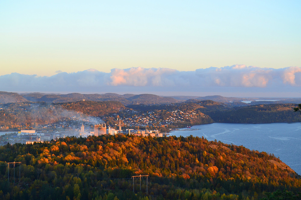 Lakollen - Fra utsikten litt øst for trimkassa. Mot Herøya og Hydro, og Torsberg i forgrunn.