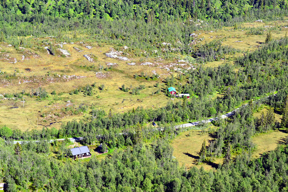 Fra fremre del av toppen, ute på pynten, hvor jeg kom opp. Sett mot bilen.