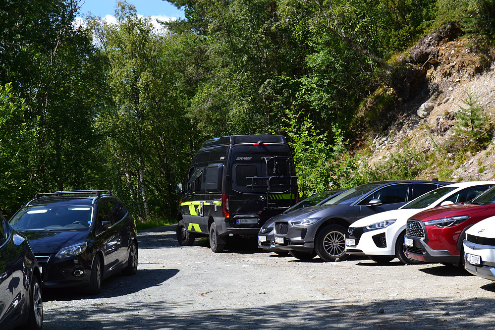 Det var god plass på parkeringa da vi kom, men det fylte seg raskt opp mens vi satt å spiste litt før vi startet turen.
