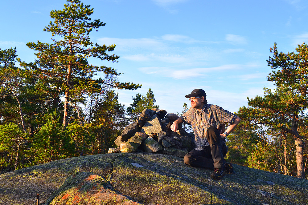 Toppen av Geitebuvarden. Ligger 300 meter før utsiktpunktet når man kommer opp fra nordsiden.