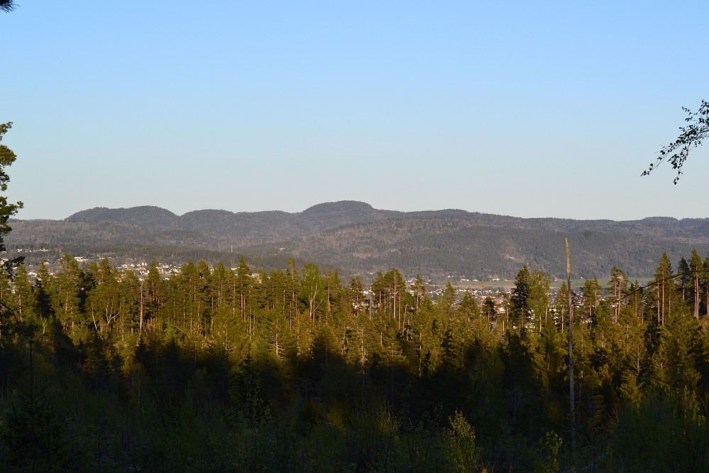 Gløtt av utsikt fra Brenås mot Fjerdinge, høyeste toppen i Porsgrunn.