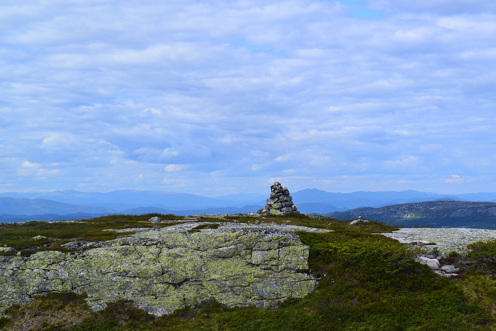Tjønnefjell med varden
