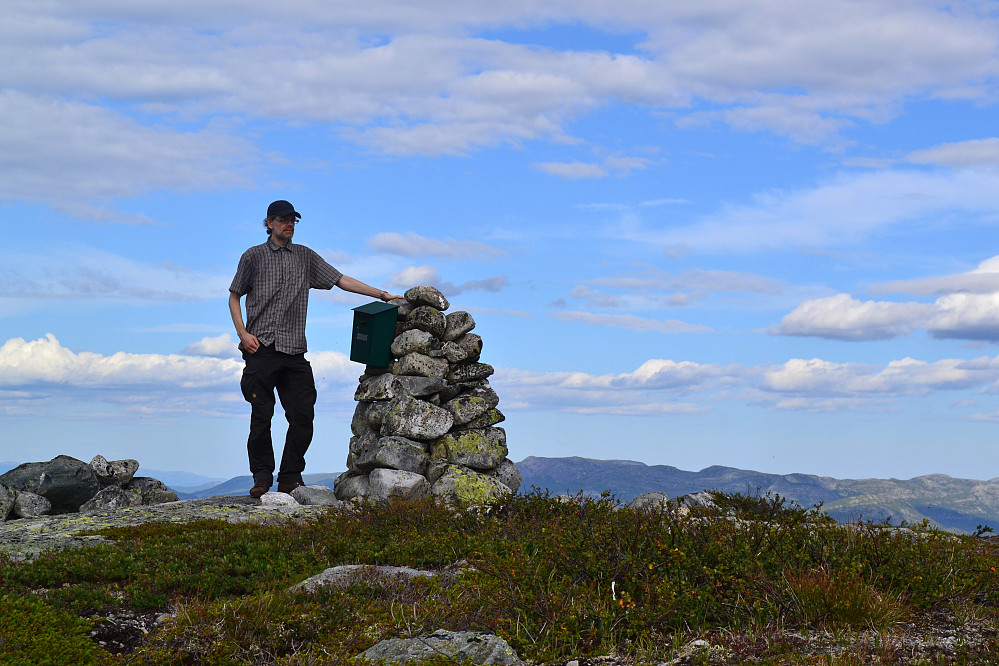 Tjønnefjell med varden
