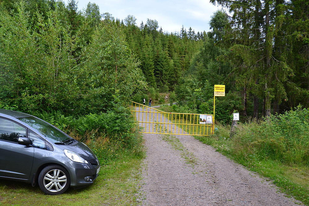 Ved fornuftig parkering er det plass til to biler ved bommen ved Tveitanlivegen 