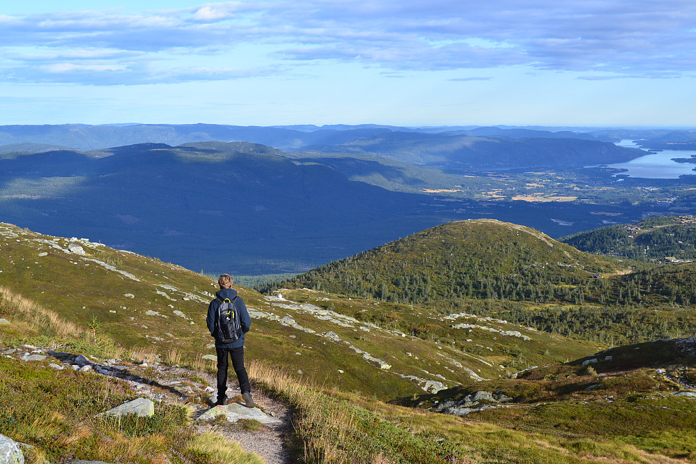 Fra nedstigningen mot Jønnbu. Bøkstulknatten, den runde toppen i bilde, ble siste topp for dagen. 